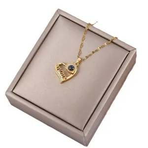 Collana con cuore MOM dorato, zirconi micro-pavé e pietra da proiezione su cofanetto