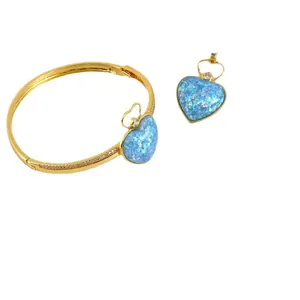 Elegantes Schmuckset aus Goldlegierung mit blauem Opal-Herzanhänger und Armreif