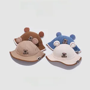 Détail de chapeaux de soleil pour enfants avec oreilles d'ours en couleurs pastel