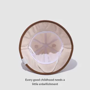 Détail de l'intérieur du chapeau de soleil beige avec sangle de menton élastique