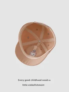 Vue détaillée des coutures intérieures et des trous d'aération d'une casquette bébé