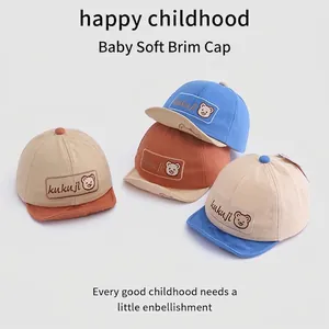 Berretti da baseball per bambini con orsetto ricamato e visiera morbida in vari colori