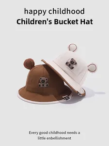 Détail de chapeaux bobs pour enfants en coton avec oreilles d'ours et broderie