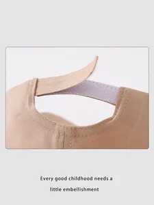 Détail de la sangle velcro réglable et des doubles coutures de la casquette kaki pour bébé