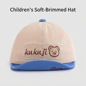 Berretto da baseball per neonati con ricamo a forma di orso in beige e blu a tesa morbida