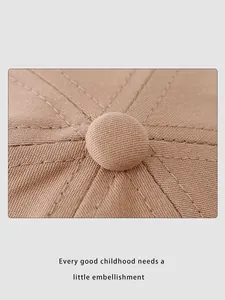 Détail macro d'une casquette bébé kaki avec bouton supérieur et coutures renforcées