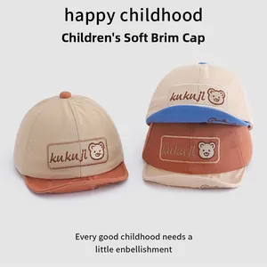 Cappelli morbidi per bambini con ricamo orsetto nei colori kaki e arancione blu