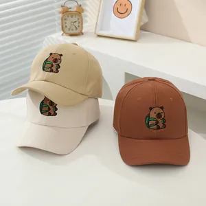 Gorra de béisbol infantil con bordado de carpincho en colores caqui, crema y marrón
