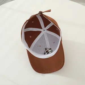 Vista interna de la gorra marrón para niños con costuras y bordado de osito