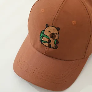 Detalle de carpincho bordado con mochila en una gorra de béisbol de algodón caqui