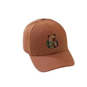 Gorra de béisbol marrón de algodón para niños con un lindo bordado de carpincho animado