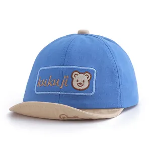 Berretto da baseball per neonati con orsetto ricamato in blu e beige