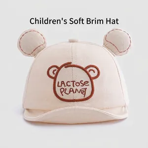 Berretto da baseball neonato color crema con tesa morbida, orecchie di orso e ricami