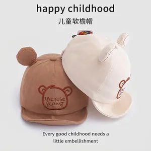 Berretto neonato in cotone con orecchie da orso e visiera morbida beige e marrone
