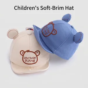 Berretto neonato con ricamo orso e orecchie 3D nei colori crema e azzurro