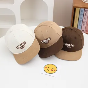 Bordado detallado de HELLO BEAO en tres gorras de béisbol de algodón bicolor