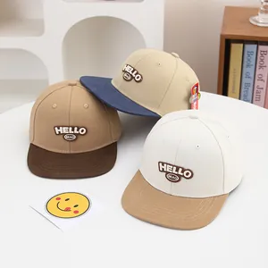 Gorras de béisbol infantiles de visera plana con bordado HELLO y diseño de bloques de color