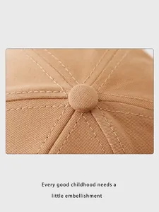 Détail macro du haut d'une casquette de baseball en sergé kaki avec bouton