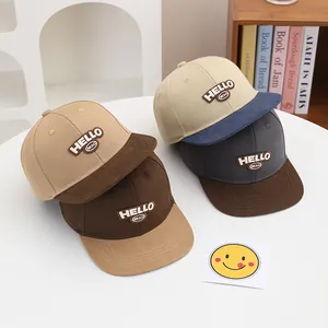 Gorras de béisbol infantiles de visera plana con parches HELLO BEAQ en cuatro colores