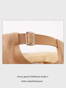 Détail de la boucle métallique et de la sangle en coton kaki sur la casquette enfant