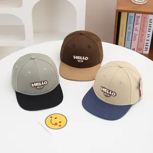 Gorras de béisbol infantiles de visera plana con bordado HELLO en varios colores