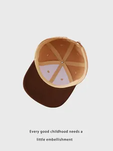 Détail de la doublure intérieure et du tissu en toile de la casquette bicolore pour enfant
