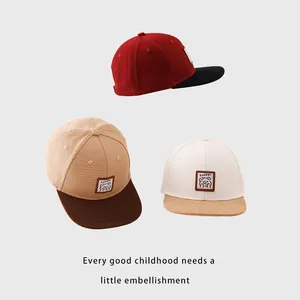 Gorras de béisbol para niños con oso Lucky en granate, caqui y beige con visera plana