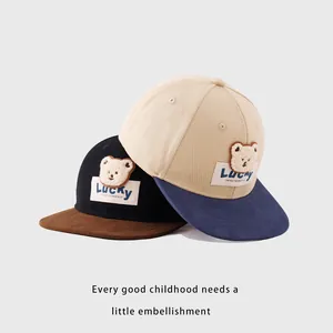 Casquette enfant avec écusson ours en peluche et étiquette Lucky en couleurs contrastées