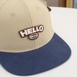 Detalle del bordado 3D HELLO en la gorra hip hop para niños en color caqui y azul marino