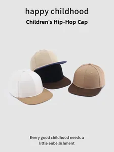 Détail de casquettes hip-hop pour enfants en plusieurs coloris contrastés