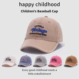 Détail de divers coloris de casquettes en coton pour enfants avec broderie Vintage