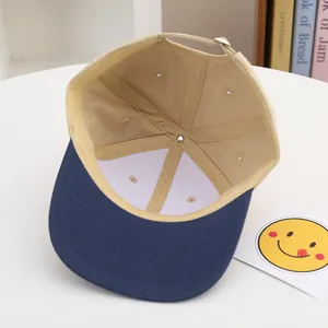 Detalle interior de gorra infantil con banda para sudor y hebilla metálica ajustable