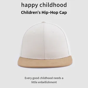 Détail d'une casquette hip hop bicolore pour enfants en beige et kaki à visière plate