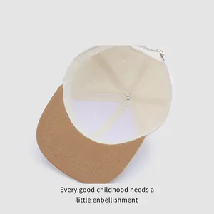 Vue détaillée de l'intérieur de la casquette bicolore avec boucle en métal réglable
