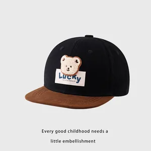 Détail de casquette enfant avec broderie ours en peluche et étiquette tissée Lucky