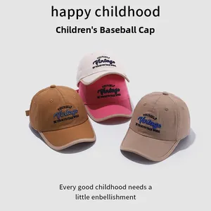 Détail de quatre casquettes de baseball en coton pour enfants avec broderie vintage