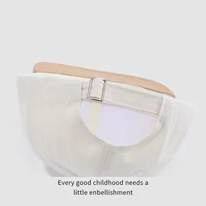 Détail d'une casquette de baseball pour enfant avec boucle en métal réglable et tissu bicolore