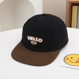 Detalle del bordado HELLO BEAO en la gorra de béisbol negra y marrón de visera plana