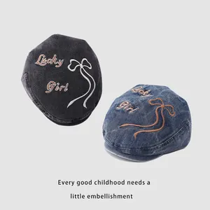 Béret enfant en denim avec broderie Lucky Girl et nœud disponible en bleu et gris