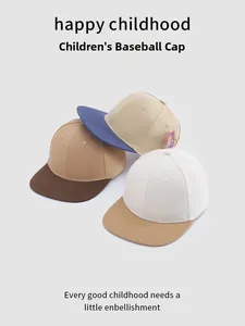 Trois casquettes hip hop enfant aux tons neutres avec visière plate et œillets