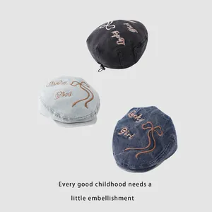 Trois couleurs de bérets en denim pour filles avec broderie Lucky Girl et nœud décoratif