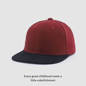 Détail d'une casquette de baseball bicolore pour enfant avec visière plate et coutures nettes