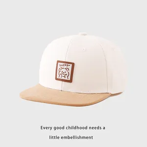 Detalle del parche del oso Lucky y paneles de algodón de la gorra para niños