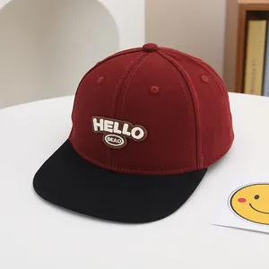 Primer plano detallado del parche bordado HELLO BEAO en gorra de béisbol granate y negra