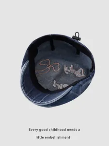 Détail de la doublure du chapeau en jean bleu avec broderie Lucky et cordon réglable