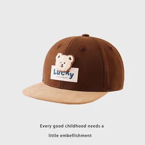 Vue détaillée de la casquette enfant marron avec ours en peluche 3D et broderie