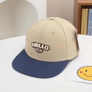 Gorra de béisbol hip-hop para niños con bordado 'HELLO' y diseño de visera plana