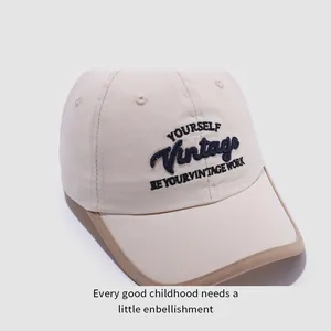 Vue détaillée de la broderie vintage et du tissu en coton sur la casquette enfant