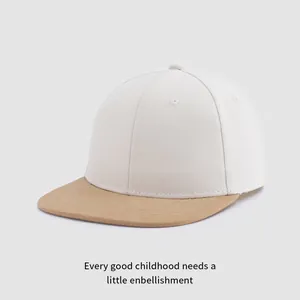 Détail d'une casquette bicolore montrant le tissu beige et la visière plate kaki