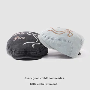 Béret en jean pour enfants avec broderie Lucky et nœud en gris et bleu clair